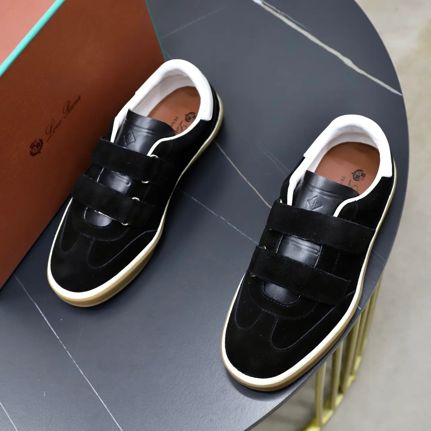 Ex-factory price: 560💰Loro Riana men’s moral training sneakers! Made from high-quality materials and designed in a low-cut silhouette, it offers an elegant and stylish look that's suitable for year-round wear. The unique double-layer sole aesthetic design, caramel cup-shaped outsole is decorated with off-white rubber trim, creating an attractive color combination. Pair with tailored pieces or jeans for a sophisticated yet casual look. The heel is decorated with soft cow leather tongue with Kummel color inserts and cotton laces with embossed LP logo. Upper: cow split suede stitching knitted fabric. Lining: original thickened soft sheepskin. Size: 38-39-40-41-42-43-44 (customized in 45.46)